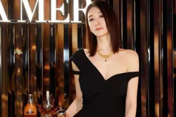 46歲李小冉近照曝光,氣質冷艷身材絕佳,人到中年絲毫沒有疲態