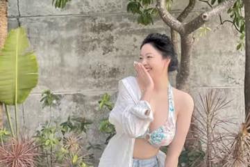 華誼千金曬度假照,20歲王文也衣服穿一半,秀香肩細腰身材豐滿