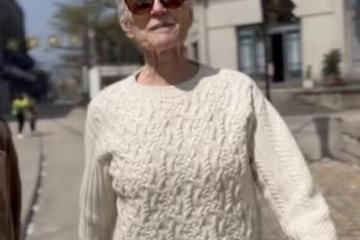 世界首富馬斯克74歲媽媽游湖州，在影視城昂首闊步，精神抖擻