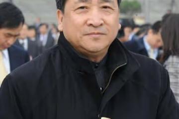 姜昆:女兒爆紅後將她送出國外,斷了她的明星夢,卻帶養子上春晚