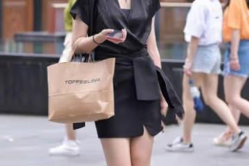 一件v領裙子,下面是有點包臀的設計,看起來很特別