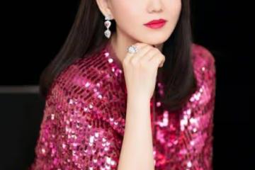 李湘微胖身材簡直無與倫比,穿紅色的亮片連衣裙,驚現「蜜桃臀」