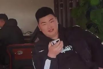 大衣哥獎勵兒子朱小偉拿駕照,提新車慶祝,回家遭村民圍堵