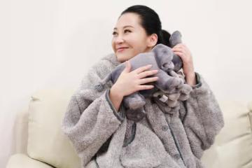 許晴獨自潛水真放得開,穿弔帶泳衣秀身材,這「馬蜂臀」60後女星少見