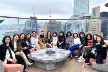 李嘉欣帶名媛姐妹樓頂聚餐，穿衣風格成為眾富豪姐妹的標杆