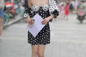 街拍：美女黑色的職業包臀裙搭配半透的絲襪，顯得更加的精緻