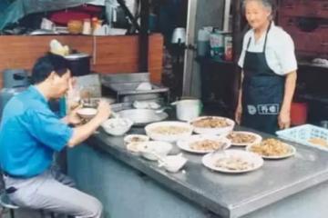96歲老奶奶做生意虧本賣了55年！欠債50多萬，去世那天會場花圈竟然有.....原來生前她做了「這件事」!!