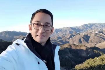 吳啟華愛女吳熙兒曬美照,13歲打扮成熟,讀國際學校一年學費20萬