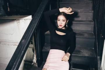 黑色緊身打底衫，搭配粉色半身包臀裙，打破沉悶讓美女更加有活力
