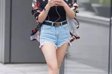 時尚穿搭：美女穿著一身白色的包臀裙，女王范十足