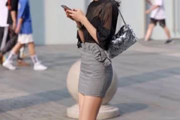 包臀裙小姐姐走在大街上，享受著靜謐的夏季時光