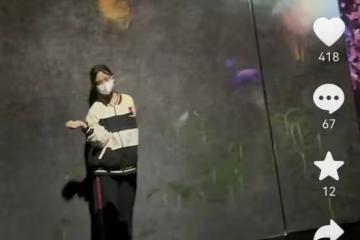 李小璐帶女兒出遊，10歲甜馨青春期頭小手大，母女身高只差半個頭