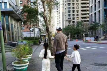 9歲小玥兒近照曝光，身高快到爸爸肩膀，汪小菲不許她喊繼父爸爸