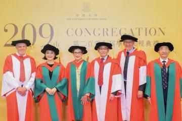 68歲林青霞獲得博士學位，深夜發文感謝港大，替母親實現博士夢想