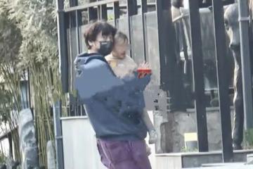 王傳君外出遛娃，頭髮蓬亂不修邊幅，變超級奶爸陪女兒玩沙有耐心