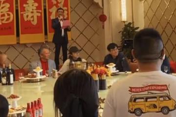 湯唯6歲女兒真容曝光，蹦蹦跳跳為畫家外公祝壽，眼皮內雙似媽媽