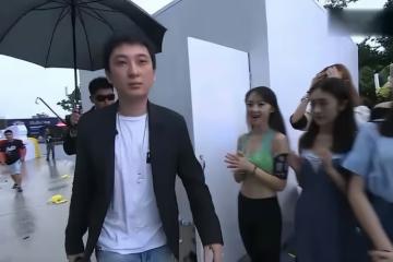 王思聰「一拖二」攜倆美女約飯，00後女友悶悶不樂，另一女超熱情