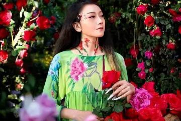 楊麗萍愛徒貼身跳孔雀舞惹爭議，其侄女小彩旗卻曬自拍心情大好