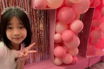 小S小女兒曬慶生照，11歲許老三越來越像媽媽，穿露腰裝打扮成熟