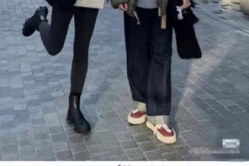 吳越與男友人逛街笑容燦爛,親密摟肩關係好,49歲仍未婚無兒女