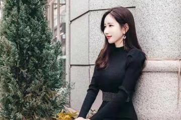 小姐姐一身黑色修身包臀裙，氣質驚艷，慵懶感十足