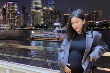 朱珠產後練身材，弓腰露出明顯的小肚子，老公抱兒子當起「監工」