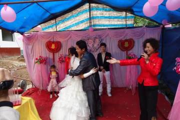「彩禮還給我」男友默認彩禮帶回,舉債結婚,妻子得知後連夜退婚