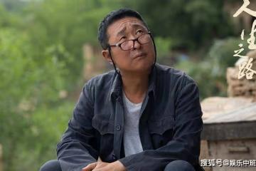 《人生之路》同是當爹，明樓玉德不同的教育方式，誰有福氣一目了然