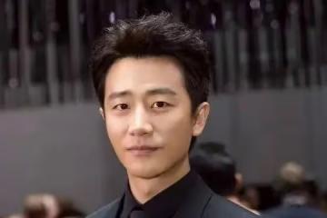 曝黃軒愛吃女星豆腐！被發現稱情不自禁，傳拍戲時摸楊冪大腿畫面