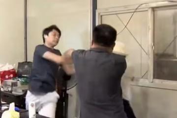 外婆擁有百萬存款,被外孫偷偷挪用買房買車,外婆上門討債反被打
