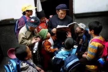 老年夫妻靠撿破爛為生，30年撿回46名嬰兒撫養，稱：「別人不要，我們來養」