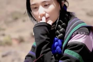 李亞鵬小19歲嬌妻帶娃回老家,錄視頻語帶哭腔,老公杭州獨自採風