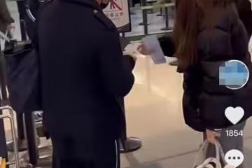 王岳倫帶年輕女孩出遊！貼心提包不懼鏡頭，女方身材火辣一身名牌