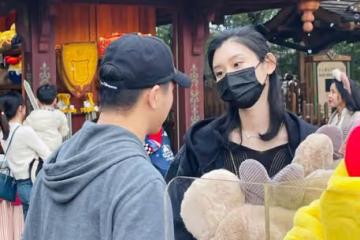 何猷君奚夢瑤迪士尼被偶遇，妹妹何超欣同游，與嫂子相處如親姐妹