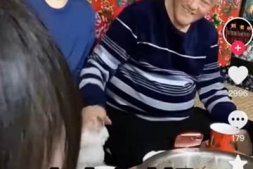 趙本山懶理女徒弟風波，滿頭白髮攜妻子聚會，笑容滿面吃大盆菜