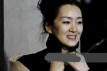 鞏俐和法國總統馬克龍同桌晚宴照曝光,身後服務員被誤會是劉亦菲