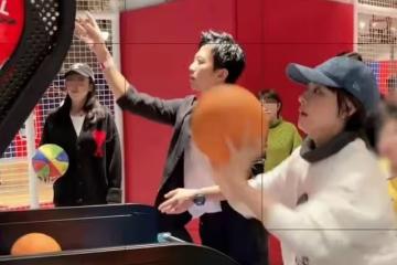 鄧超孫儷高調現身遊戲城，打打鬧鬧如熱戀般甜蜜，引眾人圍觀拍照