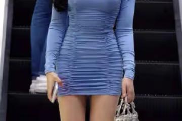 小姐姐一襲藍色「包臀裙」,收腰顯瘦,配尖頭跟鞋,盡顯性感魅力