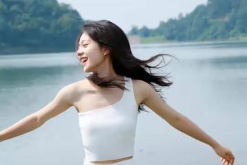 趙今麥妹妹真的「長大」了!穿著白色露肩裝,看著活潑還挺成熟的