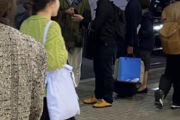 吳彥祖一家三口游日本被偶遇,髮際線上移,10歲女兒被贊超酷