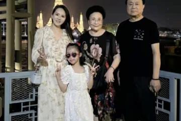 55歲伊能靜曬出國旅行照,和公公婆婆合影,三個親姐姐氣質好出眾