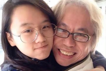 李坤誠離世前在病房內完成結婚儀式，林靖恩手捧鮮花親吻愛人
