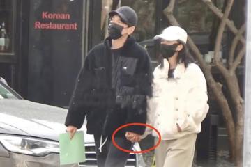 高圓圓趙又廷軋馬路，兩人穿情侶裝十指緊扣，晃蕩手臂調皮似熱戀