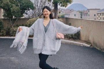 趙露思帶火了開春新穿搭：奶奶衫+鯊魚褲，洋氣減齡，還能顯腿長