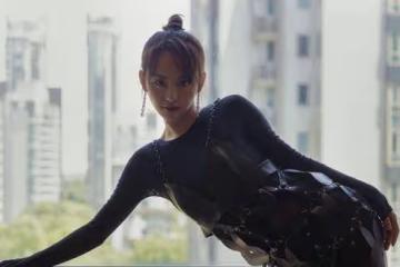 張嘉倪穿弔帶皮裙酷感十足，大改以往清純風格，改走另類路線了