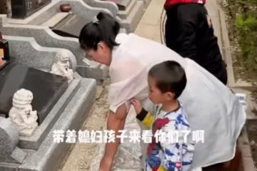 60歲謝東攜孕妻上墳引爭議!太太挺二胎巨肚跪地磕頭,被批沒規矩