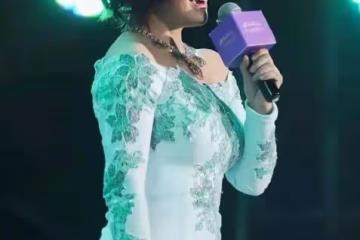 劉曉慶70歲穿緊身裙還露肩，腰細臀肥似小姑娘，但一看臉就不年輕