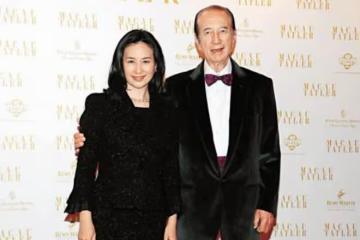 60歲何超瓊赴海口看秀,穿連體裙秀事業線,戴珍珠項鍊貴氣優雅