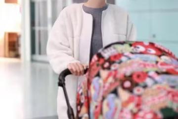 盧靖姍出發錄製浪姐4，在機場用英文哄7個月的女兒，婆婆一路隨行