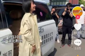 袁泉回湖北荊州母校真實顏值曝光，眼窩深陷滿臉褶子無女神氣質